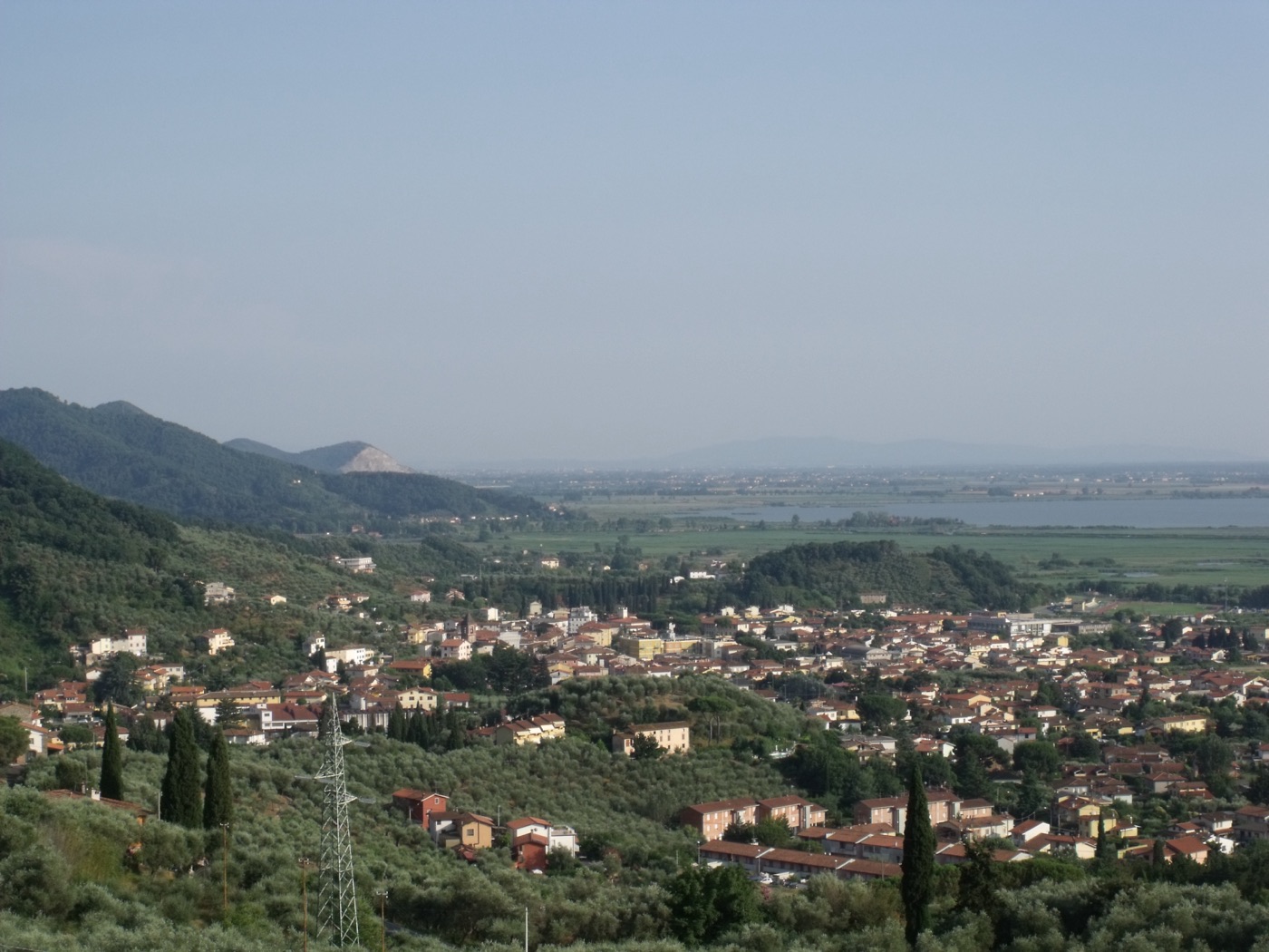 Vista panoramica sulle valli e le montagne delle Alpi Apuane