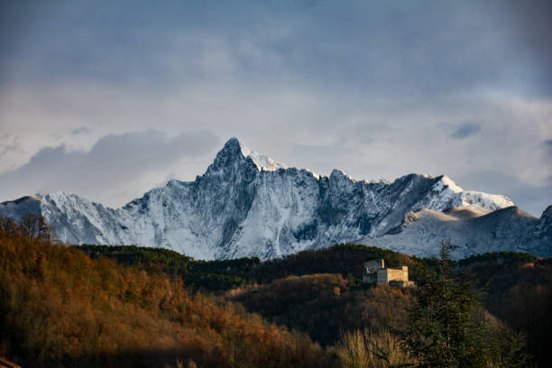 Le Alpi Apuane innevate viste dal versante della Lunigiana