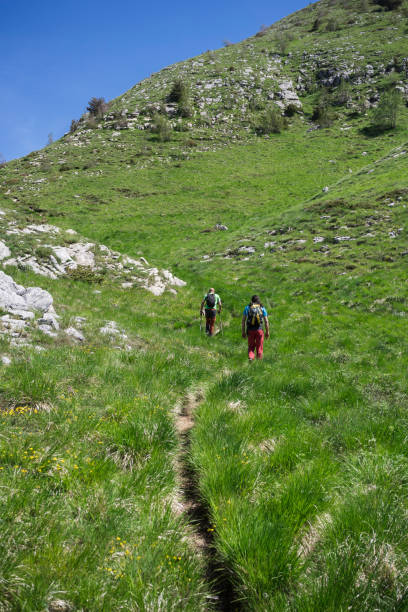 Escursionisti su un sentiero di crinale in Appennino