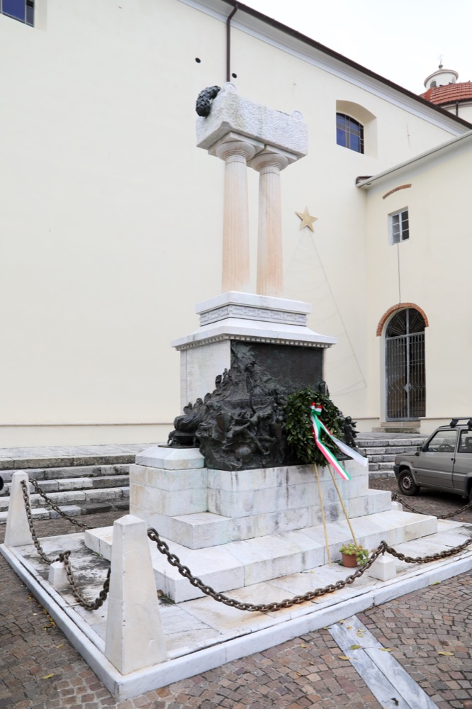 Cime rocciose delle Alpi Apuane sopra Giuncugnano